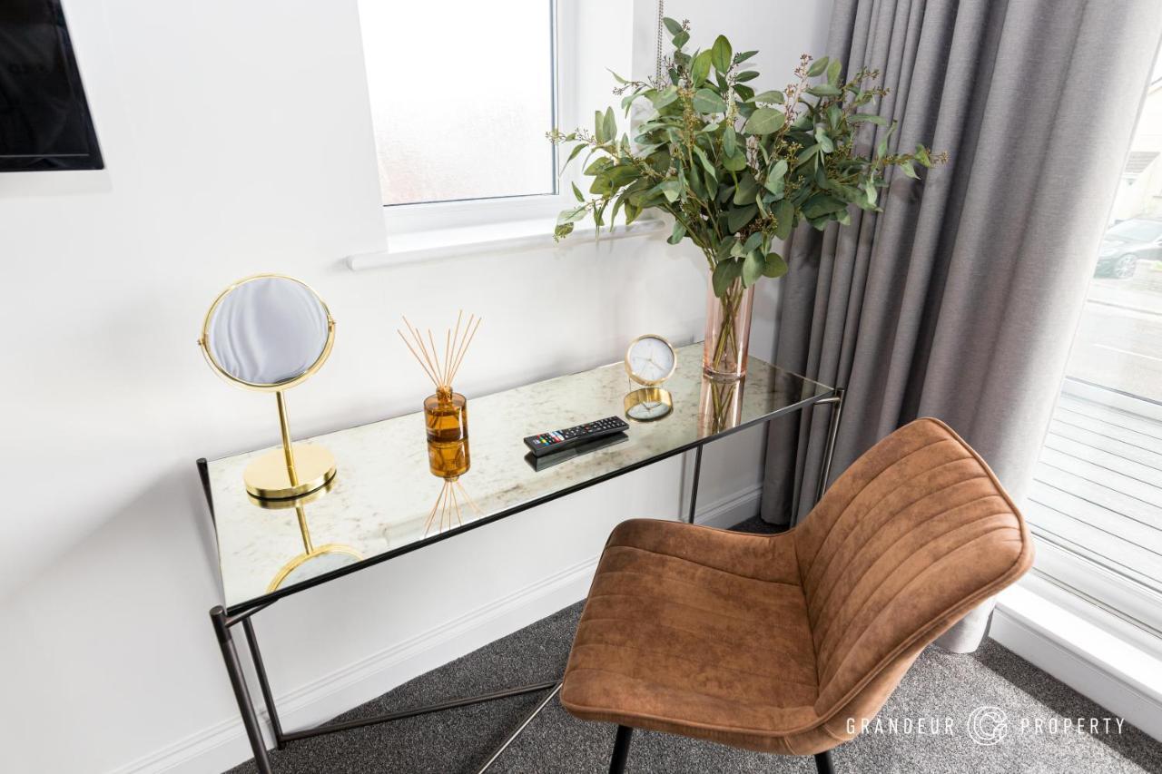 Bournecoast - Stylish Flat With Balcony - Sea Glimpses - 10 Min Walk To Beach - Parking - Wifi - Fm8406 Борнмут Екстер'єр фото